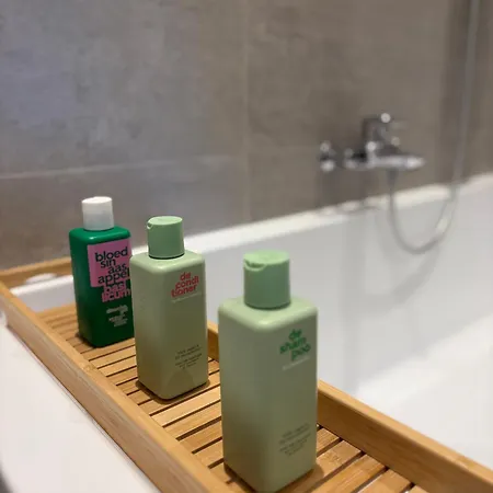 Cozy Guestroom Near Center 아파트 *